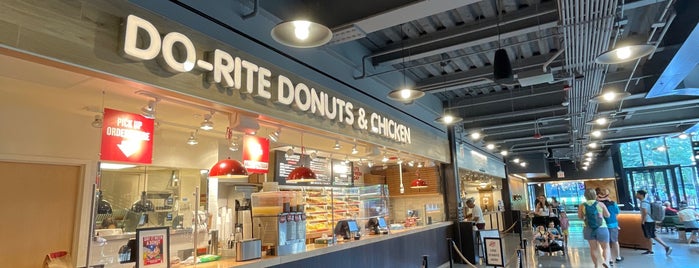Do-Rite Donuts & Chicken is one of Tempat yang Disukai Stacy.