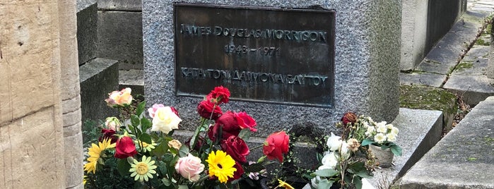 Tombe de Jim Morrison is one of Places I visited in Paris.