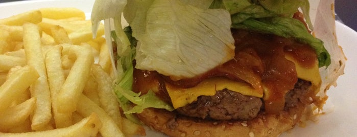 Eddie Fine Burgers is one of Bares e restaurantes.