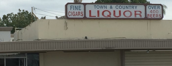 Town & Country Liquor is one of E'nin Beğendiği Mekanlar.