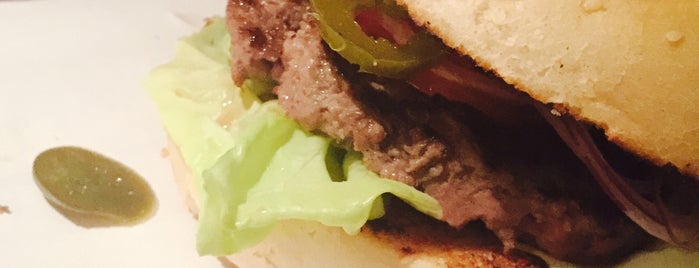 Damn Burger is one of Posti che sono piaciuti a Raphael.