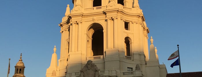 Pasadena City Hall is one of US - Tây.