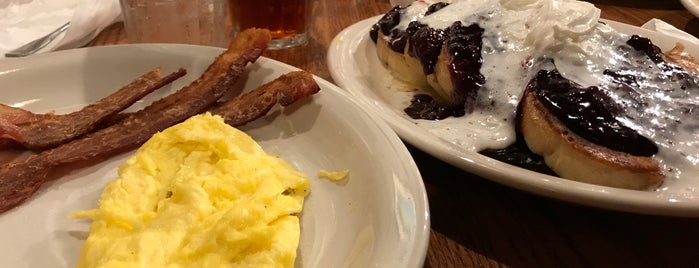 Cracker Barrel Old Country Store is one of Posti che sono piaciuti a Patrick.