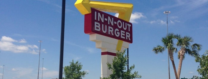 In-N-Out Burger is one of Sean : понравившиеся места.