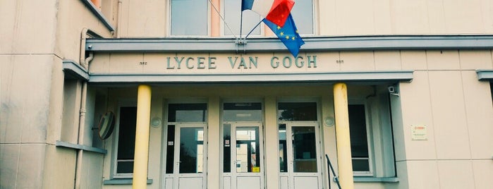 Lycée Van Gogh is one of สถานที่ที่ Thifiell ถูกใจ.