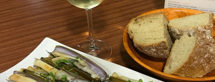 Bar Coruña is one of 101 sitios donde comer en Santiago.