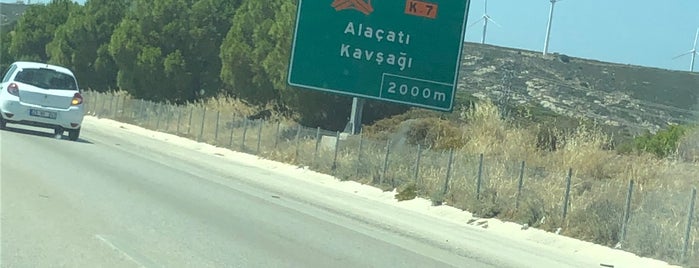 Alaçatı Kavşağı is one of สถานที่ที่ Celal ถูกใจ.