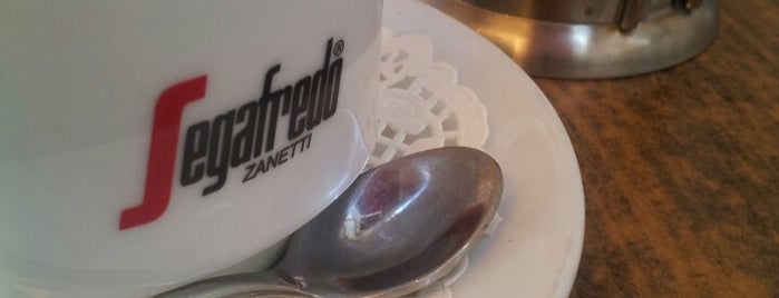 Figen Cafe & Patisserie is one of Lugares favoritos de Mehmet Nadir.