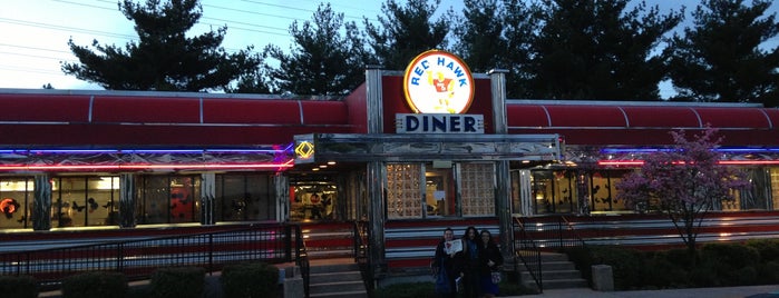 Red Hawk Diner is one of สถานที่ที่ Lizzie ถูกใจ.