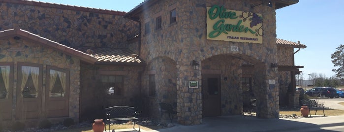 Olive Garden is one of Tempat yang Disukai Randee.