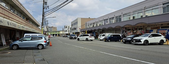 金沢市中央卸売市場 is one of Tempat yang Disukai Nobuyuki.