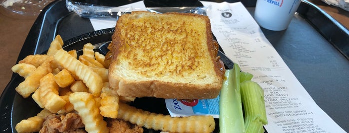 Zaxby's Chicken Fingers & Buffalo Wings is one of Locais curtidos por Doug.