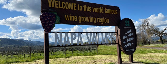 "Welcome to Napa Valley" Sign is one of Tempat yang Disukai Mike.