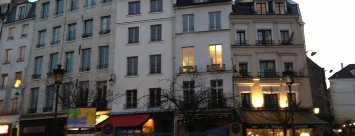 Place Larue is one of Places de Paris.