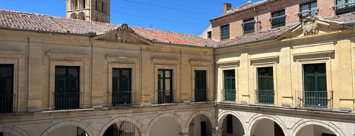 Palacio Episcopal is one of Segovia.