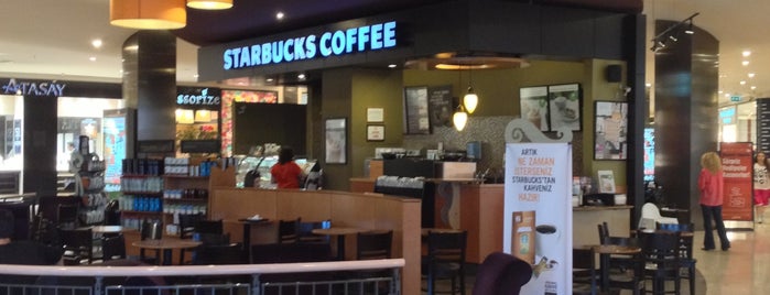 Starbucks is one of Orte, die Nagehan gefallen.