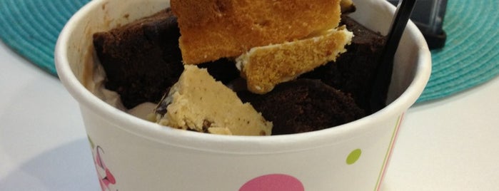Sweet Cece's Frozen Yogurt And Treats is one of Locais curtidos por Justin.