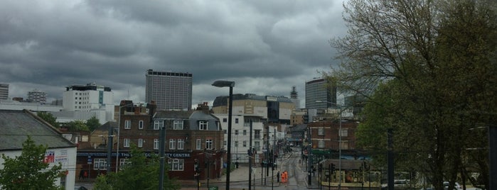 Centrale London Tramlink Stop is one of Trams.