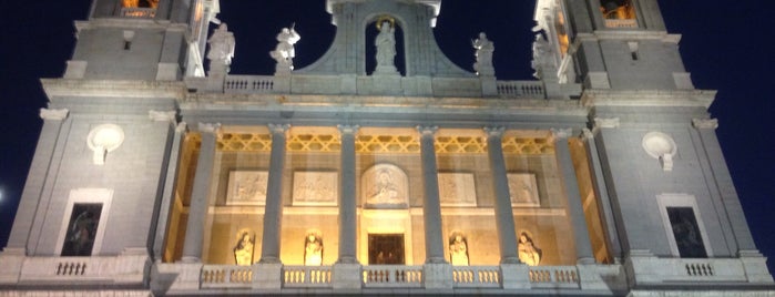 Palacio Real de Madrid is one of Orte, die Hüseyin gefallen.