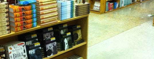 Half Price Books is one of สถานที่ที่บันทึกไว้ของ Deebee.