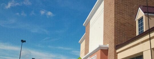 Walmart Supercenter is one of Tempat yang Disukai Lynda.
