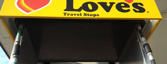 Love's Travel Stop is one of สถานที่ที่ Lee ถูกใจ.