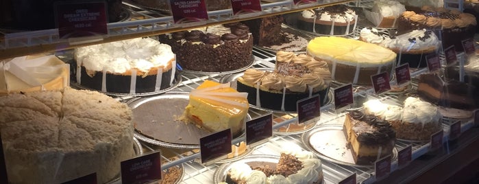 The Cheesecake Factory is one of Locais curtidos por Mesha.
