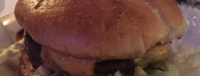 Burgers & Shakes is one of Mesha : понравившиеся места.