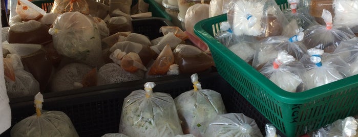 Kedai Kuih Gong Kapas is one of Kuala Terengganu: Keropok Lekor and other Kueh's.