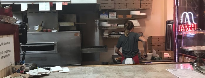 Edison's Pizza Kitchen is one of Lugares favoritos de John.
