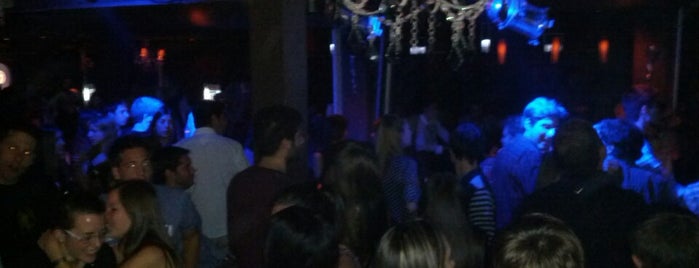 Unplugged Live Music Bar is one of สถานที่ที่ Emiliano ถูกใจ.
