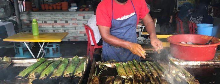 Mak teh ikan bakar is one of KL 美食.