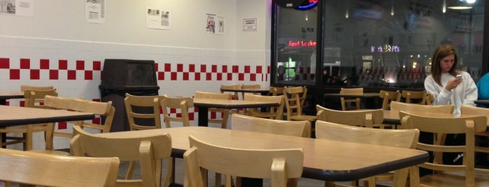 Five Guys is one of Aaronさんのお気に入りスポット.