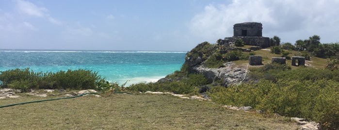 Zona Arqueológica de Tulum is one of สถานที่ที่ Bri ถูกใจ.