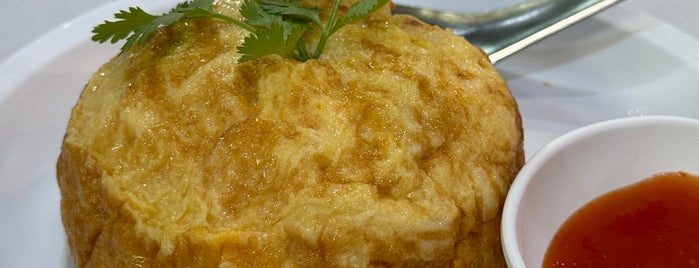 Krua Apsorn is one of Bangkok food.