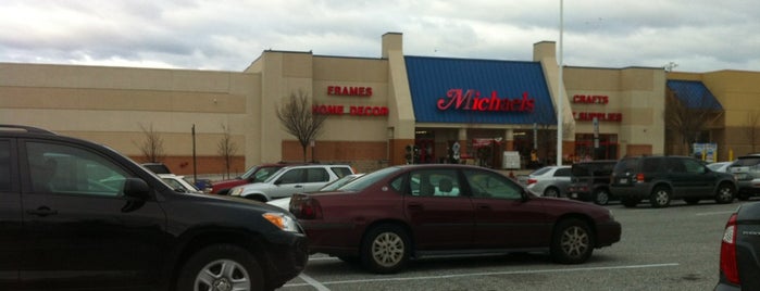 Towson Place Shopping Center is one of Locais curtidos por Joanne.