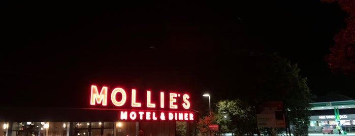Mollies Diner and Motel is one of Tempat yang Disukai Chris.