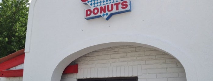 Carmella's Creme Donuts is one of Tempat yang Disukai Mayalin.