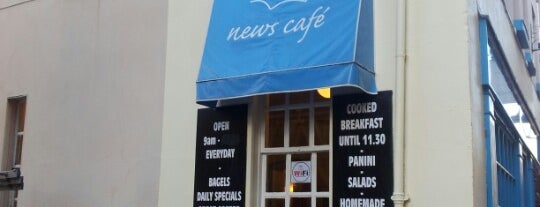 News Cafe is one of สถานที่ที่ Li-May ถูกใจ.