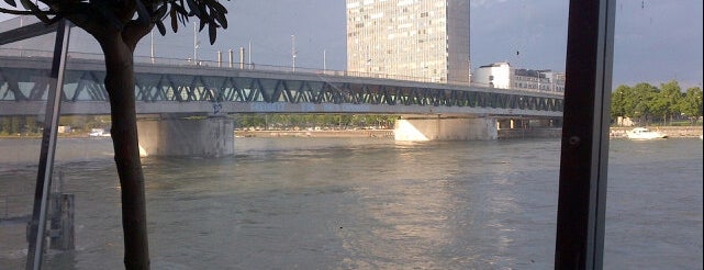 Dreirosenbrücke is one of Orte, die Amit gefallen.