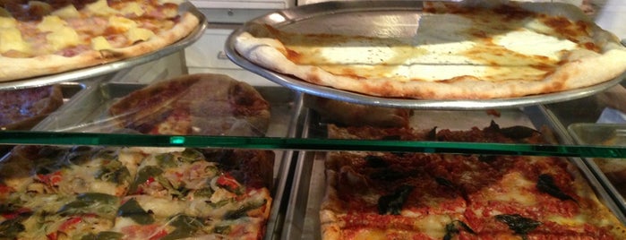 Gino's Pizza is one of สถานที่ที่บันทึกไว้ของ Colleen.