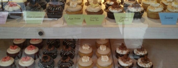 Swirlz Cupcakes is one of สถานที่ที่บันทึกไว้ของ Nikkia J.