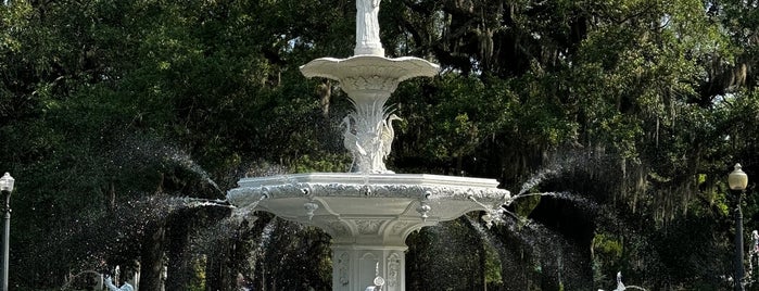 Forsyth Park Fountain is one of Savannah GA.