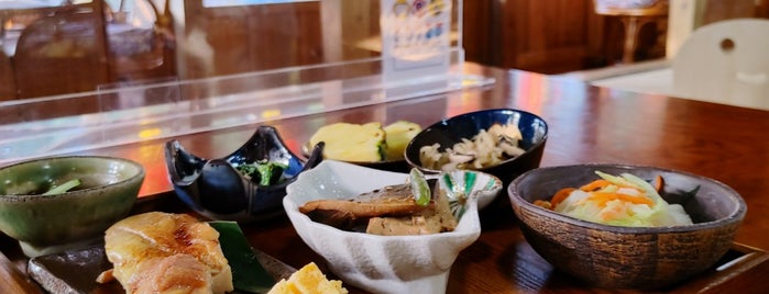 琉球武家屋敷 謝名亭 is one of okinawa to eat.