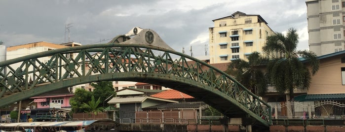 Phraya Singhaseni Bridge is one of Tempat yang Disukai Julie.