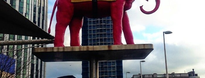 Elephant & Castle Shopping Centre is one of Orte, die Joshua gefallen.