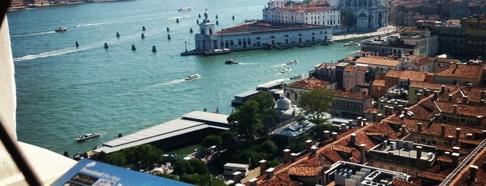 Gondola De Venezia 322 is one of Tempat yang Disukai Tristan.