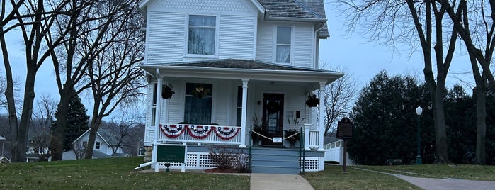 Ronald Reagan Boyhood Home is one of Presidential Sites.