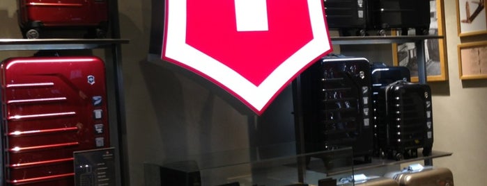 Flagship Store Victorinox Swiss Army is one of Lieux qui ont plu à Mara.