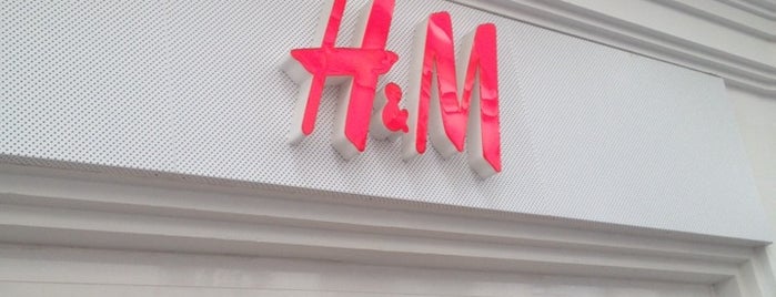 H&M is one of Lieux qui ont plu à SakinAgresif.